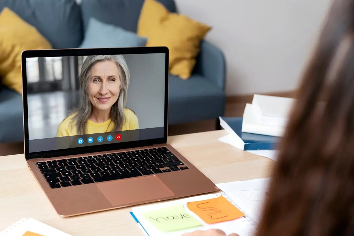 Eine ältere Person verwendet die Videoanruffunktion auf ihrem Gerät.