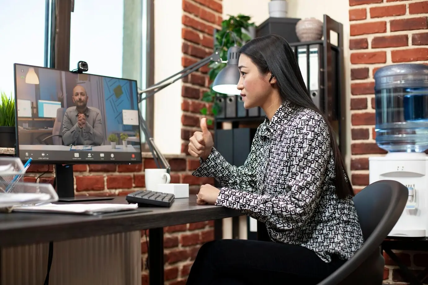 Ein Manager zeigt einem Kollegen den Daumen hoch.